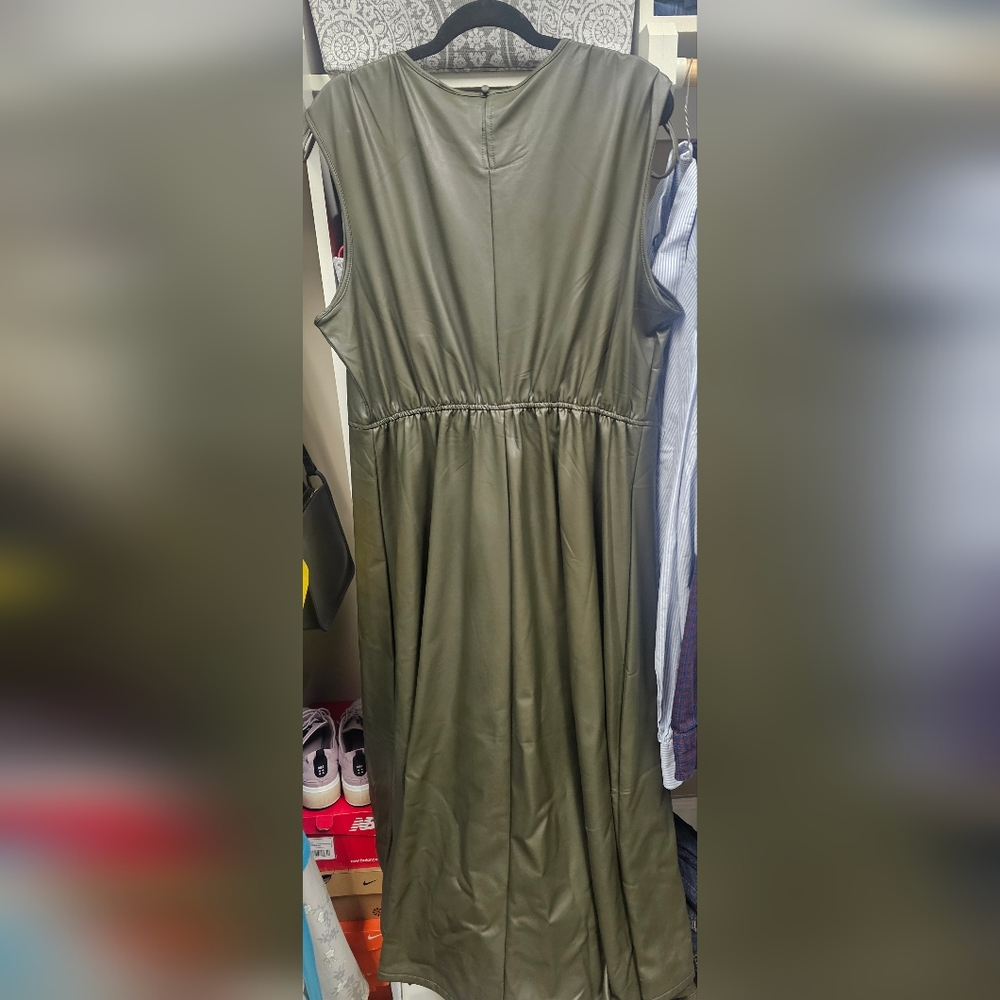 Chic Midi Dress - Picture 2 of 4
